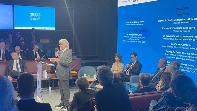 El presidente de Foment, Josep Sánchez Llibre, en la jornada sobre turismo portugués y español en Madrid