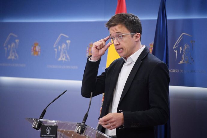 El líder de Más País y diputado de Sumar, Iñigo Errejón, durante una rueda de prensa anterior a la Junta de Portavoces, en el Congreso de los Diputados, a 14 de mayo de 2024, en Madrid (España).