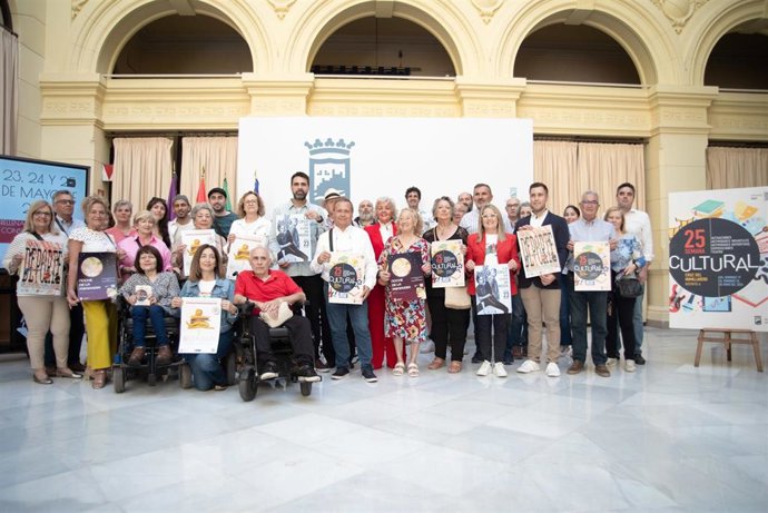 La concejala del distrito, Teresa Porras, ha presentado este martes la edición de este año de la Semana Cultural de Cruz de Humilladero acompañada por representantes de los colectivos y entidades que participan en la organización de las actividades.