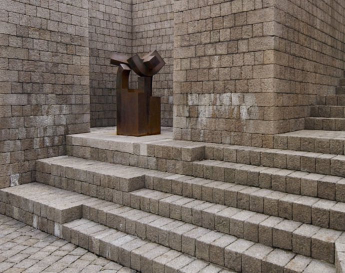 Archivo - La escultura de Eduardo Chillida, 'Homenaje a los Fueros'