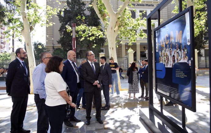 Inauguración de la exposición en el Paseo Alfonso X