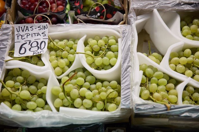 Archivo - Racimos de uvas en un expositor de una frutería en un mercado.