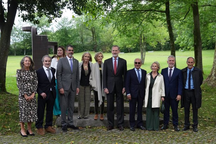 El Rey Felipe VI junto a la familia Chillida y las autoridades en Chillida Leku.