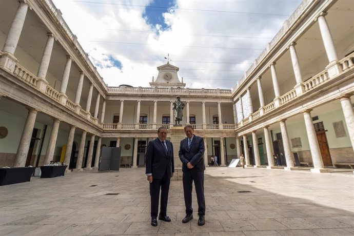 El presidente de la Fundación Valenciana Premios Rei Jaume I, Vicente Boluda (i), y el presidente ejecutivo, Javier Quesada (d), posan a su llegada a la presentación en rueda de prensa de las novedades de la 36 edición de los Premios Rei Jaume I.