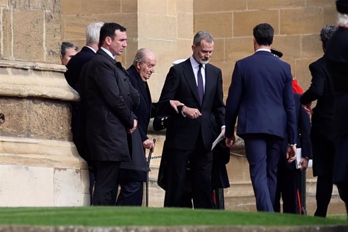 Archivo - El rey Juan Carlos I saliendo del brazo de su hijo, el rey Felipe VI, del funeral por Constantino de Grecia en el Palacio de Windsor, a 27 de febrero de 20254, en Londres (Reino Unido).