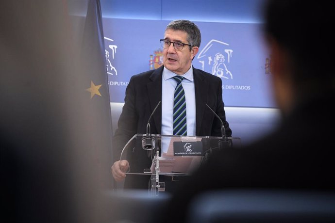 El portavoz del PSOE en el Congreso, Patxi López, durante una rueda de prensa anterior a la Junta de Portavoces, en el Congreso de los Diputados, a 14 de mayo de 2024, en Madrid (España).