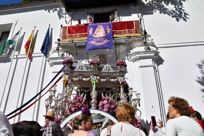 La carreta de la hermandad del Rocío de Tomares a su paso por el Consistorio.