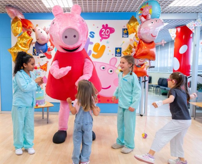 Archivo - Peppa Pig y pacientes del Hospital Universitario La Paz de Madrid.