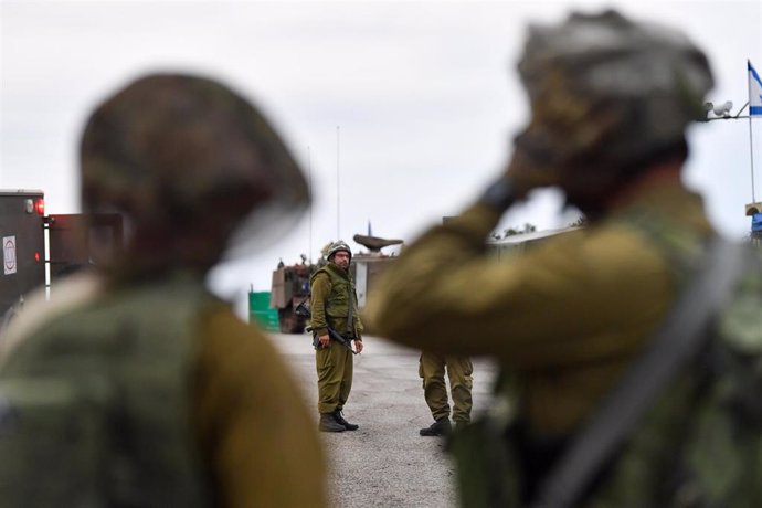 Archivo - Militares del Ejército de Israel tras un ataque desde Líbano contra Moshav Dovev, en el marco de los enfrentamientos con el partido-milicia chií Hezbolá (archivo)