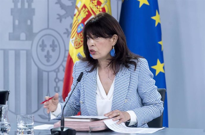 La ministra de Igualdad, Ana Redondo, durante una rueda de prensa posterior a la reunión del Consejo de Ministros, en el Palacio de la Moncloa, a 16 de abril de 2024, en Madrid (España). 