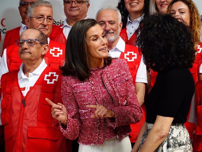 La Reina Letizia  conversa a su llegada al acto conmemorativo del 'Día Mundial de la Cruz Roja y la Media Luna Roja', en el Auditorio-Palacio de Congresos Príncipe Felipe, a 14 de mayo de 2024, en Oviedo, Asturias