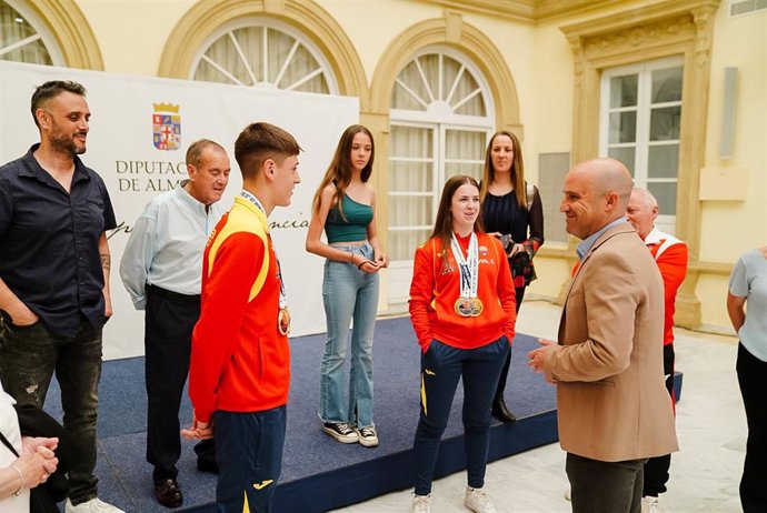 La Diputación de Almería recibe a los campeones del mundo de kenpo kárate.