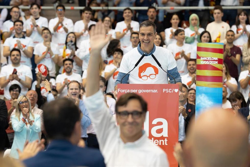 El presidente del Gobierno Pedro Sánchez interviene durante un mitin del PSC, en Pavelló Vall dHebron, a 10 de mayo de 2024, en Barcelona, Catalunya (España). 
