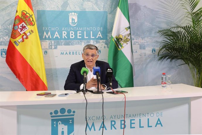 El teniente de alcalde del Ayuntamiento de Marbella (Málaga) Javier García en rueda de prensa
