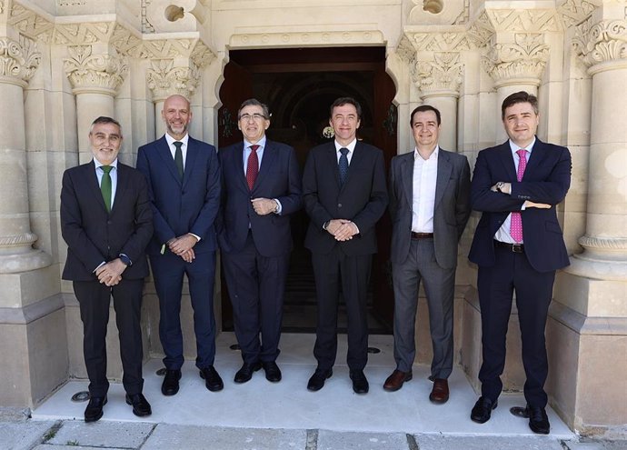 El CEO de Ocean Winds, Bautista Rodríguez, y el presidente de Navantia, Ricardo Domínguez, en el astillero de Puerto Real.