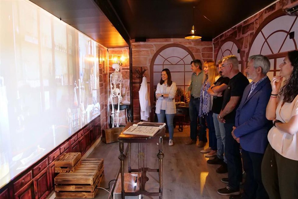 Un momento de la inauguración de la muestra itinerante 'Tour Universitario Cajal. Una Mirada a lo Esencial'.