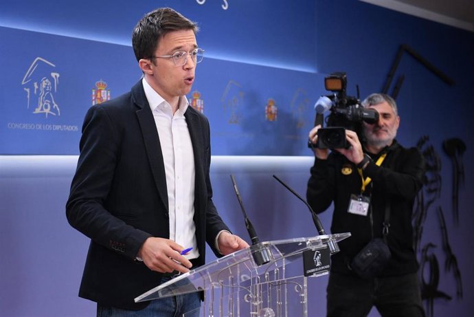 El líder de Más País y diputado de Sumar, Iñigo Errejón, durante una rueda de prensa anterior a la Junta de Portavoces, en el Congreso de los Diputados, a 14 de mayo de 2024, en Madrid (España).