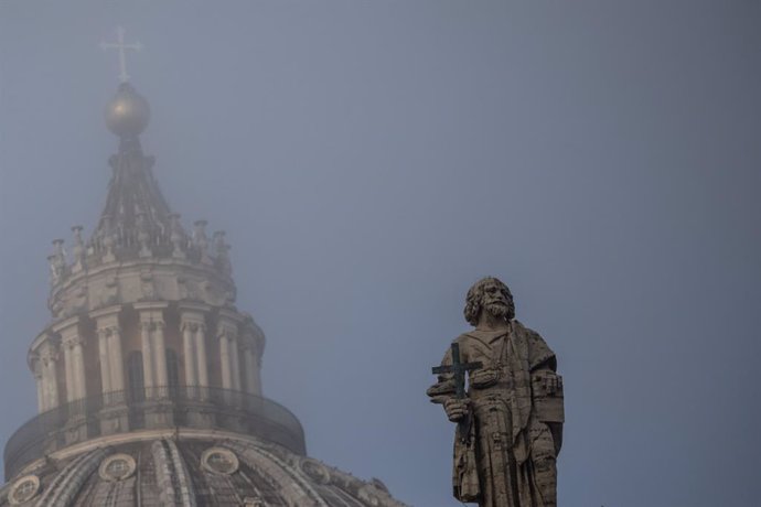 Archivo - 05 January 2023, Vatican, Vatican City: The dome of St. Peter's Basilica can be seen through the fog during the public funeral mass for Pope Emeritus Benedict XVI in St. Peter's Square. Photo: Oliver Weiken/dpa