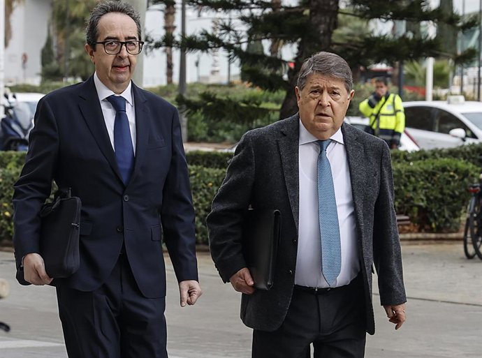 Archivo - L'ex-president de la Generalitat Valencina José Luis Olivas (d)