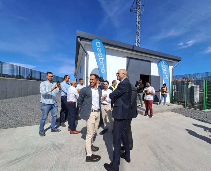 José Manuel Revuelta y Mariano Hernández en el exterior del edificio del nuevo centro de reparto de Tajuya, en La Palma.