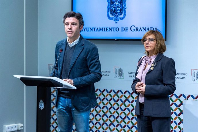 Archivo - El edil de presidencia de Granada, Jorge Saavedra, y la concejal de Política Social, Amparo Arrabal, en rueda de prensa en imagen de archivo