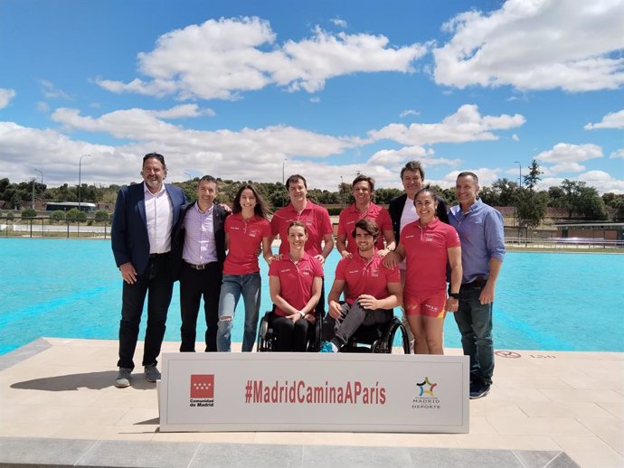 Luis Martín posa junto a los embajadores olímpicos de Madrid en los Juegos de París.