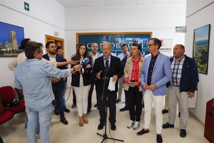 El presidente de la Diputación de Córdoba, Salvador Fuentes (centro), atiende a los medios de comunicación en Alcaracejos.