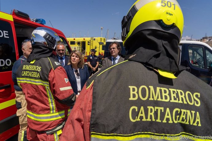 Aroyo charla con participantes en el simulacros de rescate