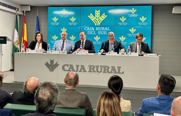 La asamblea general de socios de Caja Rural del Sur ha aprobado este martes por unanimidad las cuentas anuales presentadas por el Consejo Rector, las consolidadas del Grupo Caja Rural y la gestión a 31 de diciembre de 2023.