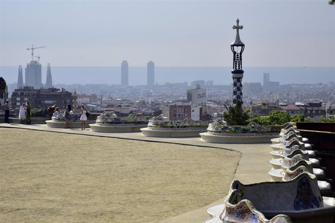 Archivo - Vista del skyline de Barcelona desde el Park Güell que ya permanece abierto para las visitas tras la finalización de las obras de rehabilitación del parque y donde estará permitido por primera vez el acceso a la Font Sarva. En Barcelona, Catalun