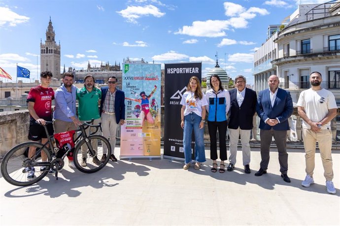 Presentación del Triatlón Sevilla en el Ayuntamiento.