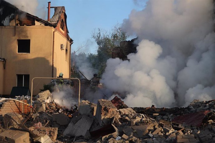 Incendio en una vivienda atacada en Járkov, Ucrania