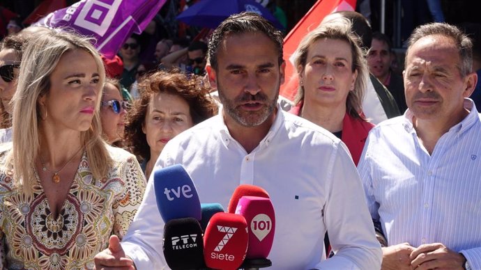 El secretario general del PSOE de Málaga, Daniel Pérez, atiende a los medios en el marco de la huelga docente en Málaga
