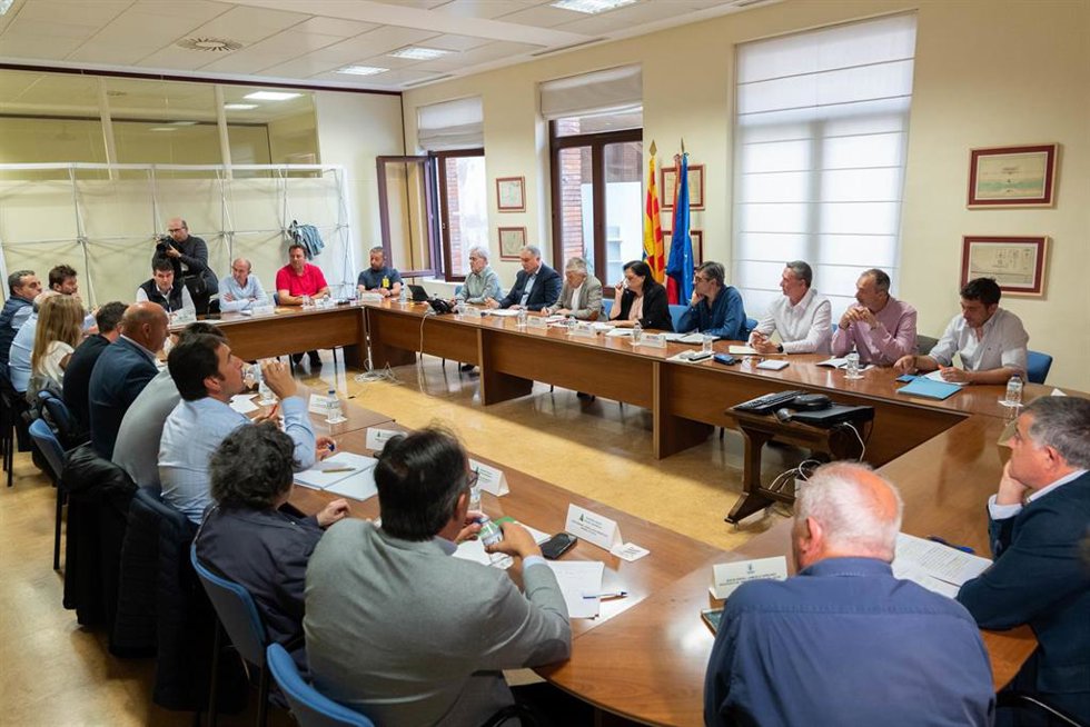 El consejero de Agricultura, Ganadería y Alimentación del Gobierno de Aragón, Ángel Samper, y las organizaciones profesionales agrarias se han reunido en la Mesa de la Sequía.
