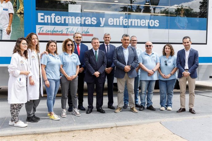 El presidente de Castilla-La Mancha, Emiliano García-Page, durante su visita al tráiler de la 'Ruta Enfermera'.