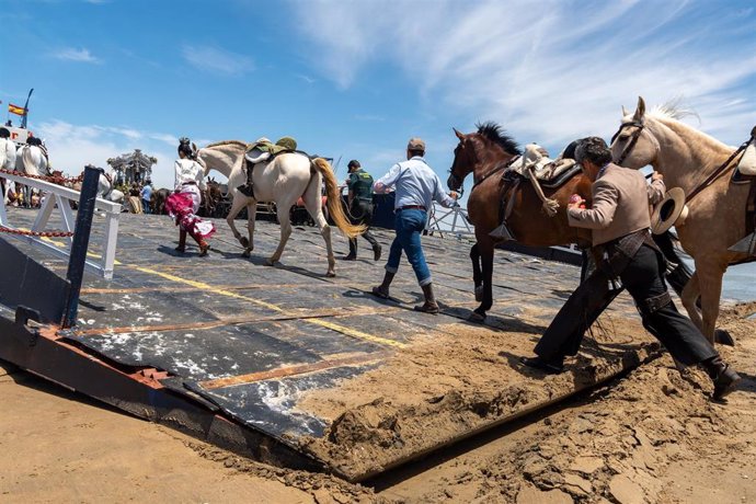 La hermandad de Chipiona embarca destino al Coto de Doñana, para proseguir su camino hacía la El Rocío, a 14 de mayo de 2024, en Sanlúcar de Barrameda, Cádiz (Andalucía, España). 