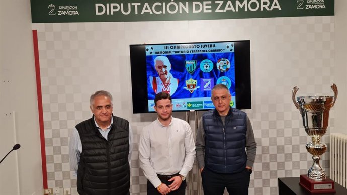 El diputado de Deportes entre los dos hijos de Antonio Fernández Carbajo durante la presentación del III Memorial.