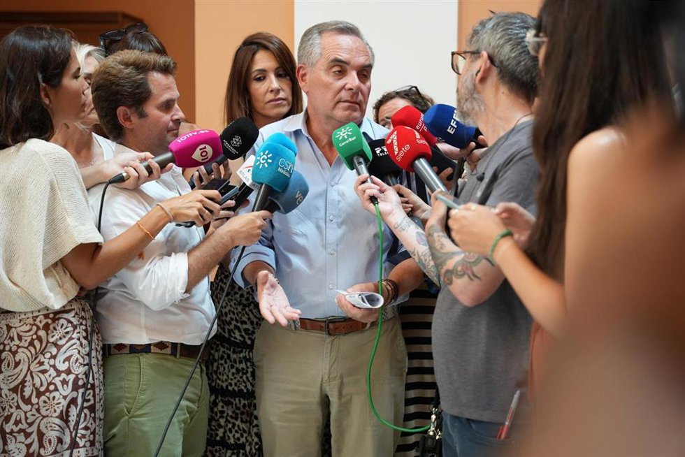 Archivo - Juan Bueno atendiendo a los medios de comunicación 