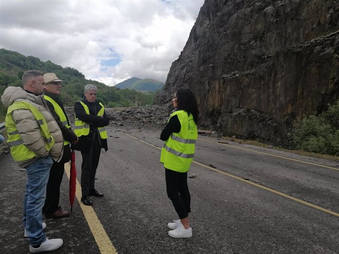 El delegado territorial de la Junta en León, Eduardo Diego, acompañado por el jefe del Servicio Territorial de Movilidad, Juan Francisco Escanciano, y de la alcaldesa de Páramo del Sil, Alicia García, durante la visita a la zona de las obras.