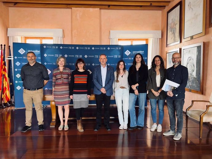 El rector de la UIB, Jaume Carot, reunido con representantes del colectivo UIBxPalestina.