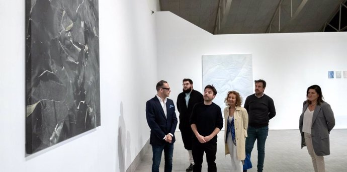 El director general de Cultura, Pedro Olloqui, y el artista Fernando Romero, han presentado la muestra 'En regiones tan claras'.