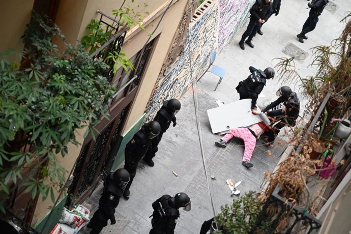 Imatge de l'inici del desnonament que finalment ha sigut ajornat pel jutjat aquest dimarts al carrer Caixers de València.