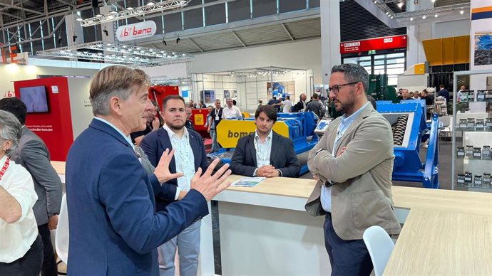 Los diputados provinciales de Granada responsables de Agua, Promoción Agraria y Medio Ambiente, Antonio Mancilla, y de Obras Públicas y Vivienda, José Ramón Jiménez, primero y tercero por la derecha en la imagen, en IFAT 2024