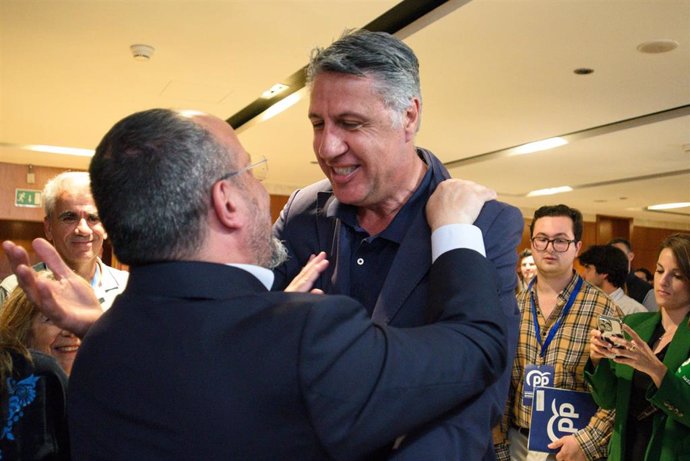 El presidente del PP en Cataluña y candidato del partido a las elecciones catalanas, Alejandro Fernández (i), saluda durante el seguimiento de la jornada electoral de elecciones autonómicas de Cataluña, en el Hotel Grand Marina, a 12 de mayo de 2024, en B