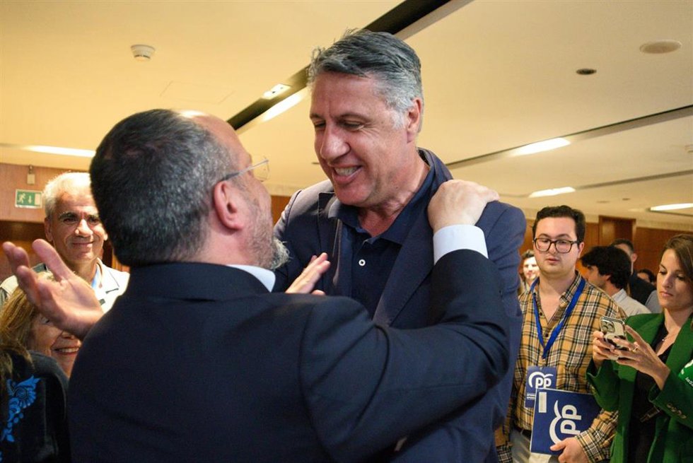 El presidente del PP en Cataluña y candidato del partido a las elecciones catalanas, Alejandro Fernández (i), saluda durante el seguimiento de la jornada electoral de elecciones autonómicas de Cataluña, en el Hotel Grand Marina, a 12 de mayo de 2024, en