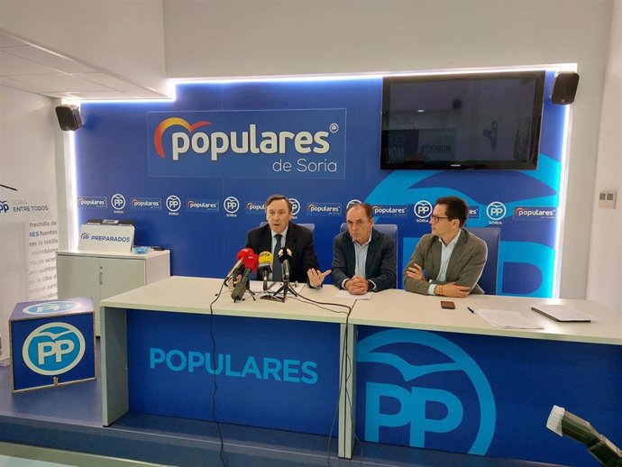 De izd a a dcha, Hernando, Serrano y Cabezón piden que se apliquen al máximo las ayudas al funcionamiento.