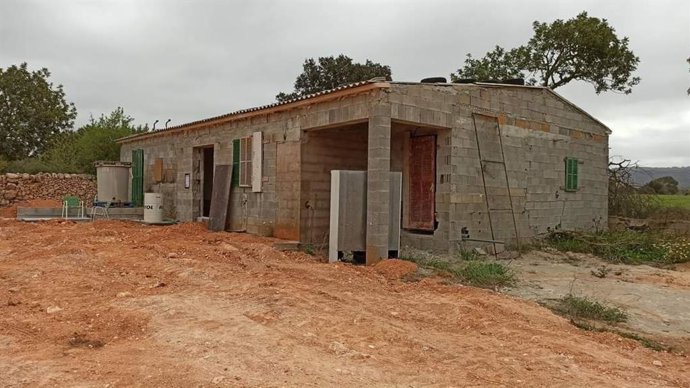 Archivo - Obras de construcción de un chalet en rústico, paralizadas por la Agencia del Territorio en 2021.