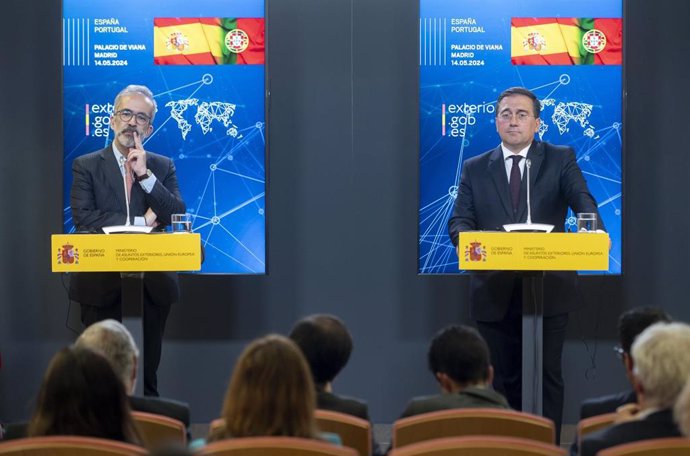 El ministro de Asuntos Exteriores de la República de Portugal, Paulo Rangel (i) y el ministro de Asuntos Exteriores, Unión Europea y Cooperación, José Manuel Albares (d), durante una rueda de prensa