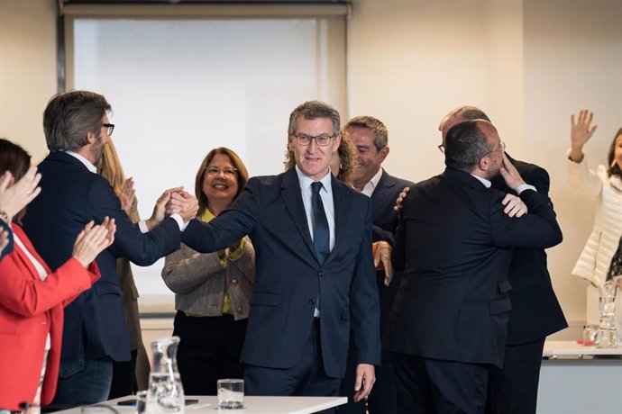 El presidente del PP, Alberto Núñez Feijóo (c), saluda a miembros del partido durante la reunión del Comité Ejecutivo Nacional, en la sede del PP, a 14 de mayo de 2024, en Madrid (España). El fin del encuentro es movilizar a su partido ante las elecciones
