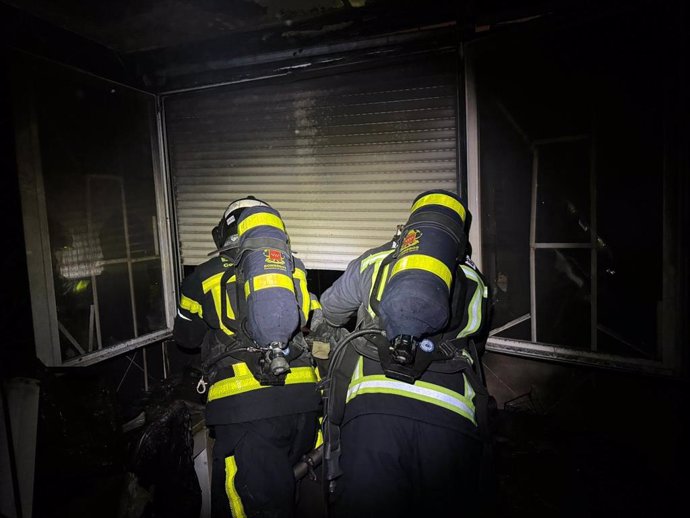 Archivo - Bombero de la Comunidad de Madrid extinguen un incendio